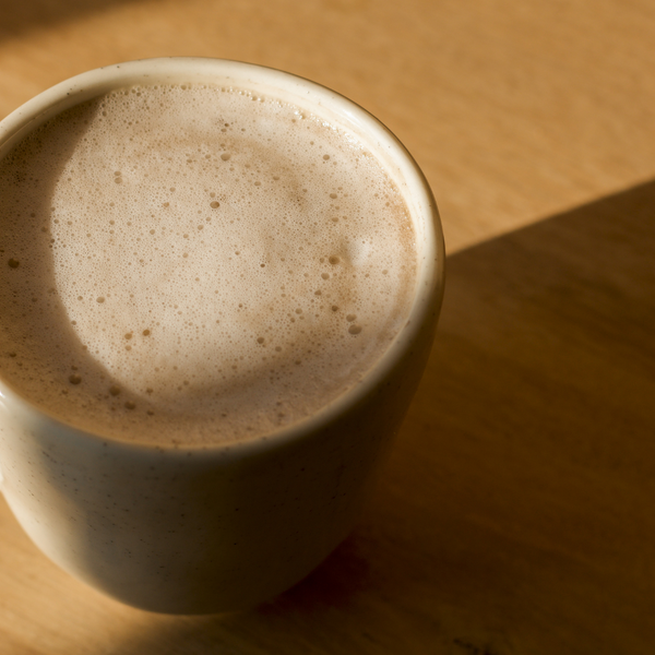 Hojicha latte réconfortant - thé vert torréfié sans amertume