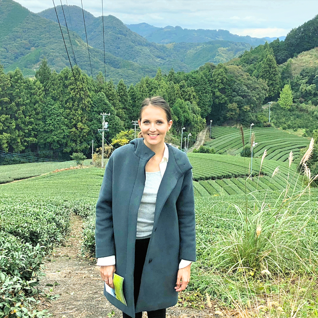 Camille, fondatrice d'Anatae, dans un champ de thé au Japon